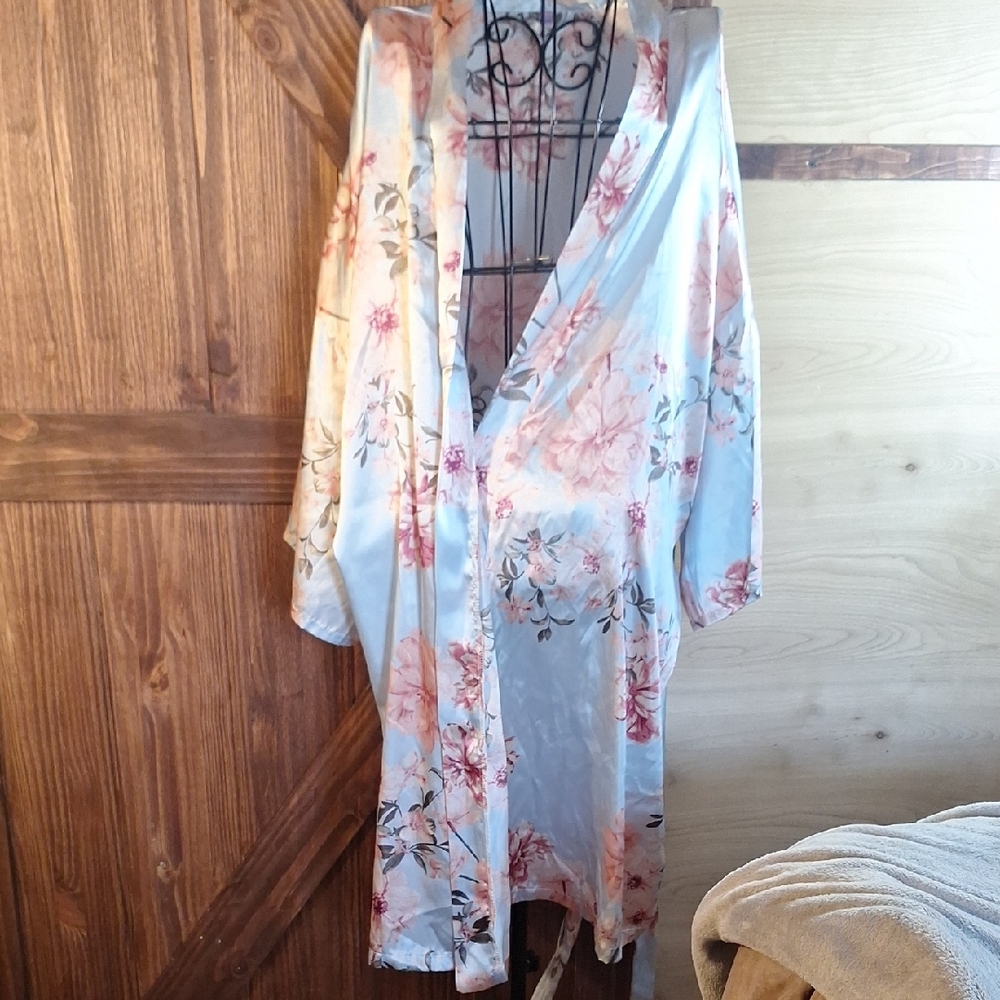 3 Piece Plus size Floral Satin Kimono Robe, Shirt and Shorts - Picture 4 of 10